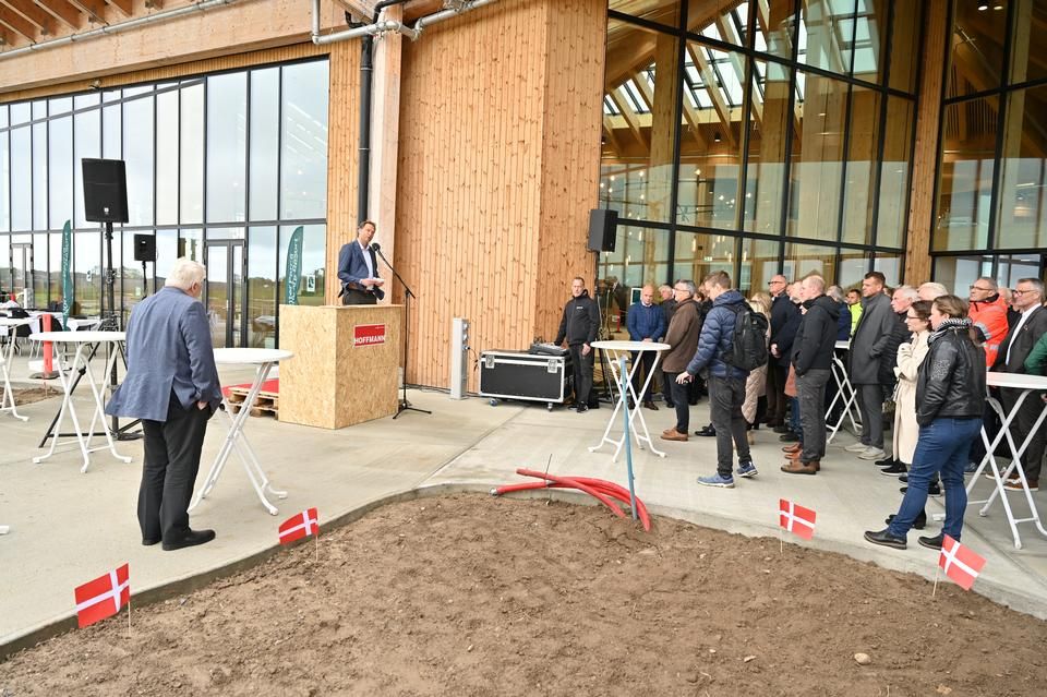 Torsdag var det rejsegilde på Nordborg Resort på Als i Sønderjylland. Samtidig åbnede resortets operatør Center Parcs for bookninger til åbningen i sommeren 2025. Det nye resort rummer 480 feriehuse, badeland og stribevis af faciliteter.