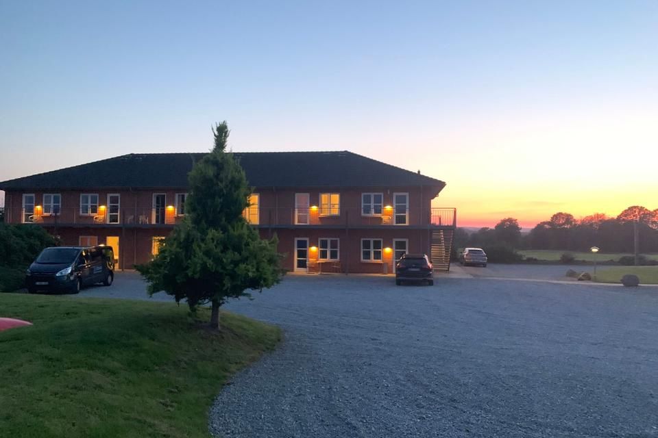 Ejendomsinvestor Lars Juliussen har overtaget den tidligere familieejede Korning Kro ved Horsens og er i fuld gang med at renovere stedet.