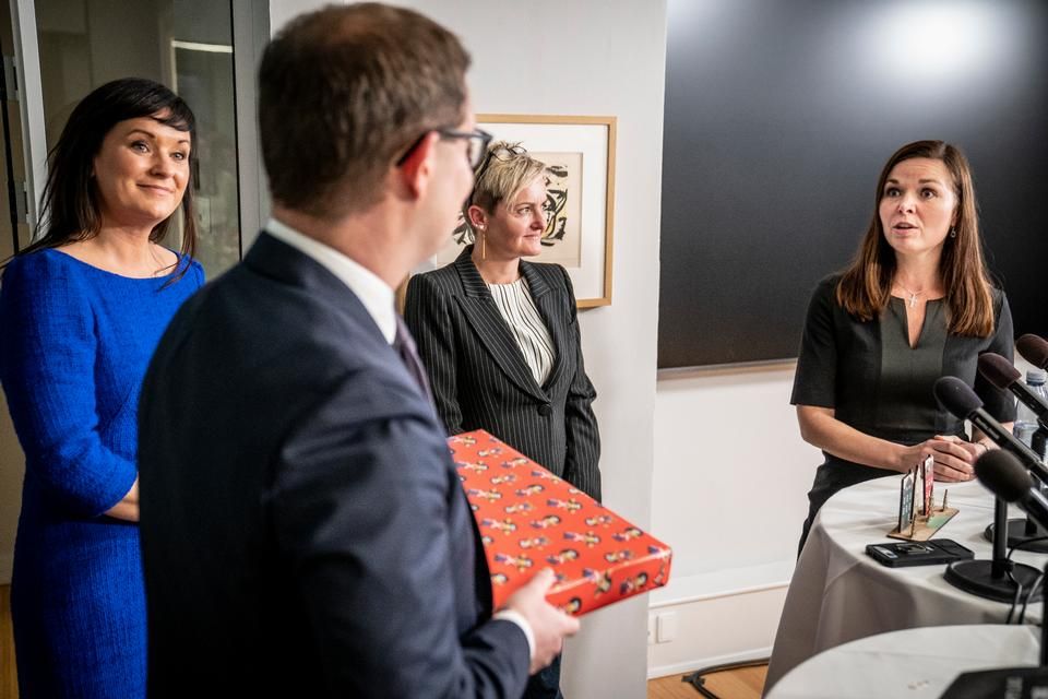 Christian Rabjerg Madsen overdrog torsdsag eftermiddag til indenrigs- og sundhedsminister Sophie Løhde (tv.), social- og boligminister Pernille Rosenkrantz-Theil (mf.) samt kirkeminister, minister for landdistrikter og minister for nordisk samarbejde Louise Schack Elholm (th.) i Indenrigs- og Boligministeriet.