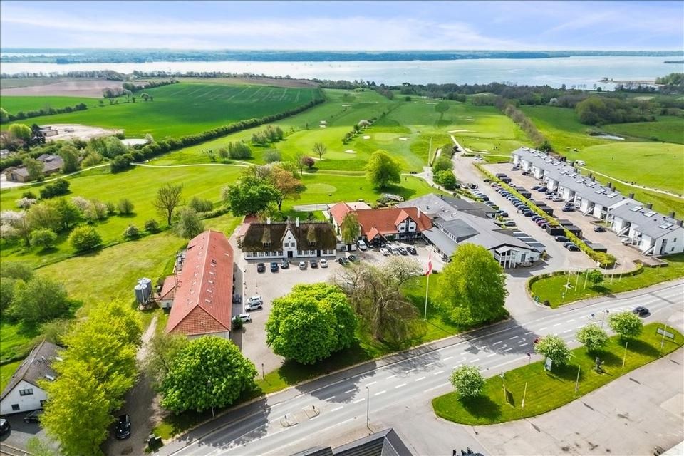 Benniksgaard Hotel ligger placeret midt i den Sønderjyske natur, med en fantastisk udsigt over Flensborg Fjord.